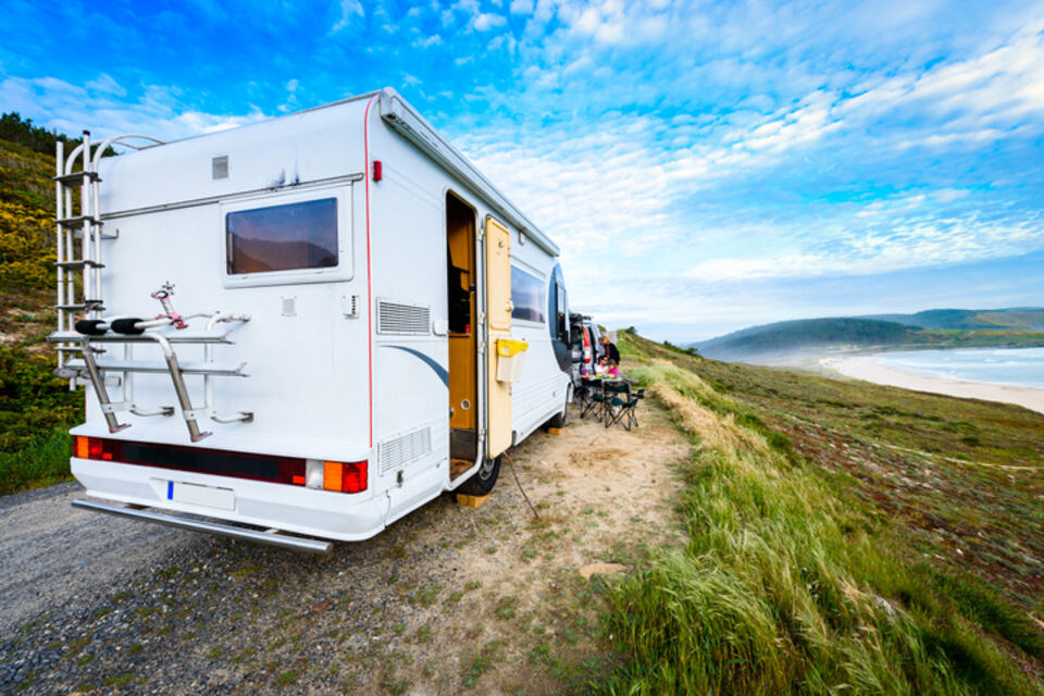 Autocaravana con la puerta abierta